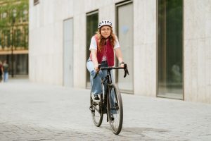 Frau auf Gravelbike