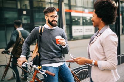 2Personen-Gespraech-Stadt-Fahrrad 2Personen-Gespraech-Stadt-Fahrrad