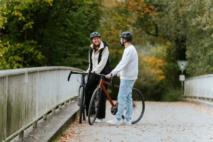 2Personen_Fahrrad_Freizeit_Natur