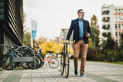 AeltererMann-Fahrrad-Spazieren-Business-Freizeit AeltererMann-Fahrrad-Spazieren-Business-Freizeit