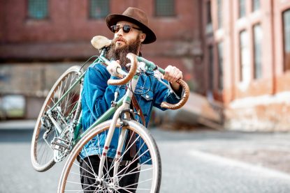 CBS_Mann_Hippster_Fahrrad-tragend CBS_Mann_Hippster_Fahrrad-tragend