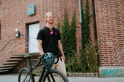 Mann_Fahrrad_laufen_Stadt