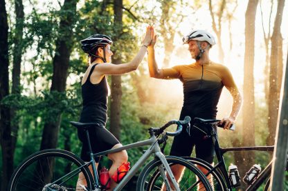Paar-Fahrrad-Freitzeit-Wald-Ausflug Paar-Fahrrad-Freitzeit-Wald-Ausflug